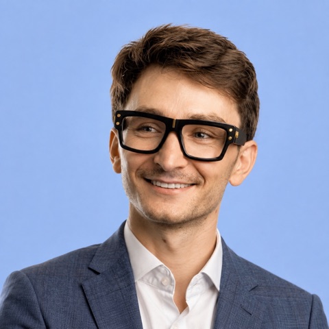 Przemysław Zalewski, portret wygenerowany przez AI, marynarka, okulary, uśmiech coacha